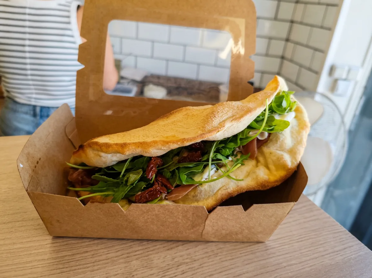 Pizz Pocket garni de roquette et jambon cru