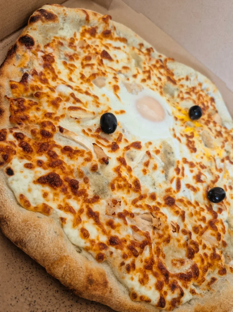 Pizza base crème avec œuf et olives